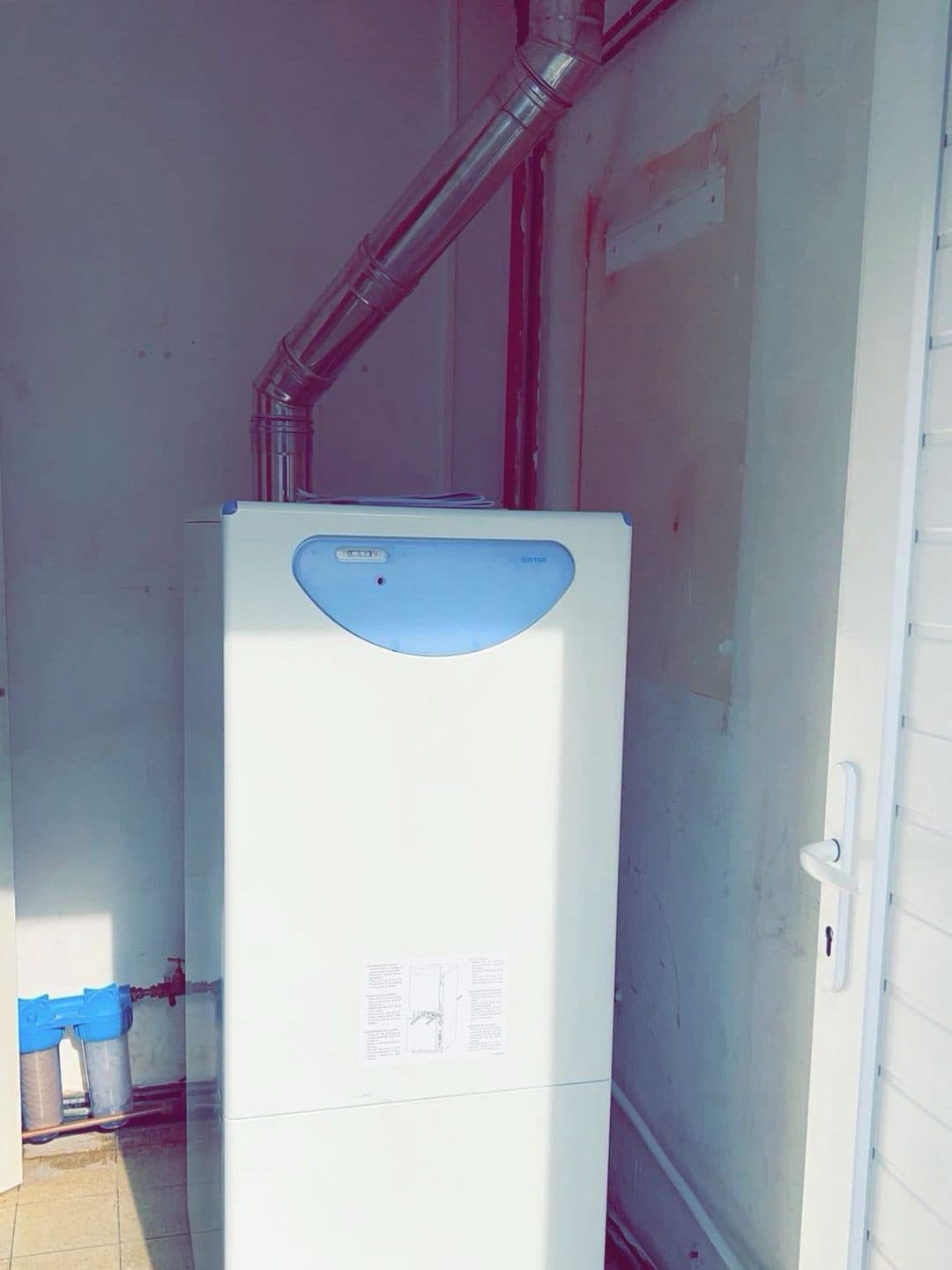 Chaudière au sol neuve et son conduit de fumées en inox